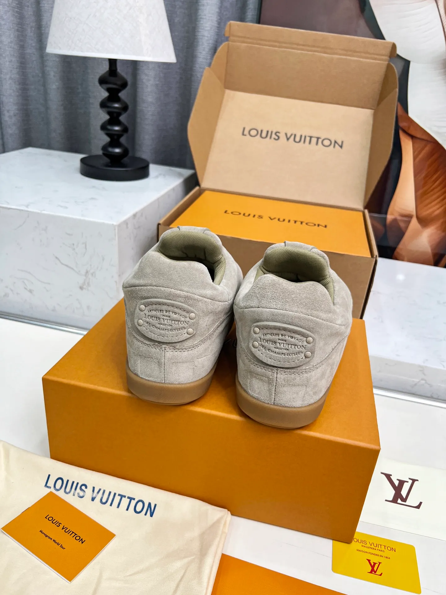 [L Family] P: 740💰 Couple model, size: women 35-41 (customized at 41 for women), 39-46 for men (customized at 45.46) The 2025 iteration of this Time Out sneaker, couple model, LV co-branded nigo, donkey brand, Louis Vuitton, ugly, cute😍Many Internet celebrities have shown off their feet, a classic and versatile item. Fabric: Imported high mercerized cow suede. Lining: high-grade elastic mesh, outsole: original molded outsole, palm print rubber outsole with hidden L letter and Monongram flower.